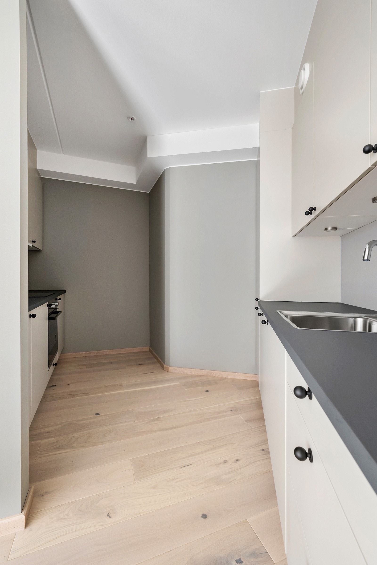 Kjøkkenet er levert av Norema, med integrerte hvitevarer som stekeovn, induksjonstopp, kombiskap og oppvaskmaskin. Galleribilde