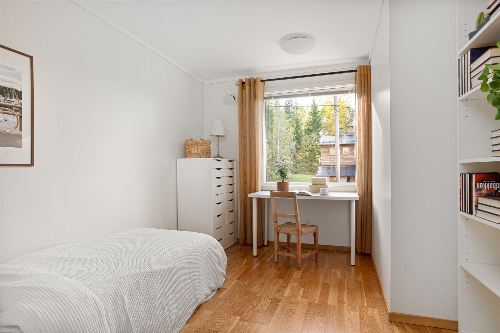 Soverom 2 er også av god størrelse og egner seg godt som barnerom, gjesterom eller kontor Galleribilde