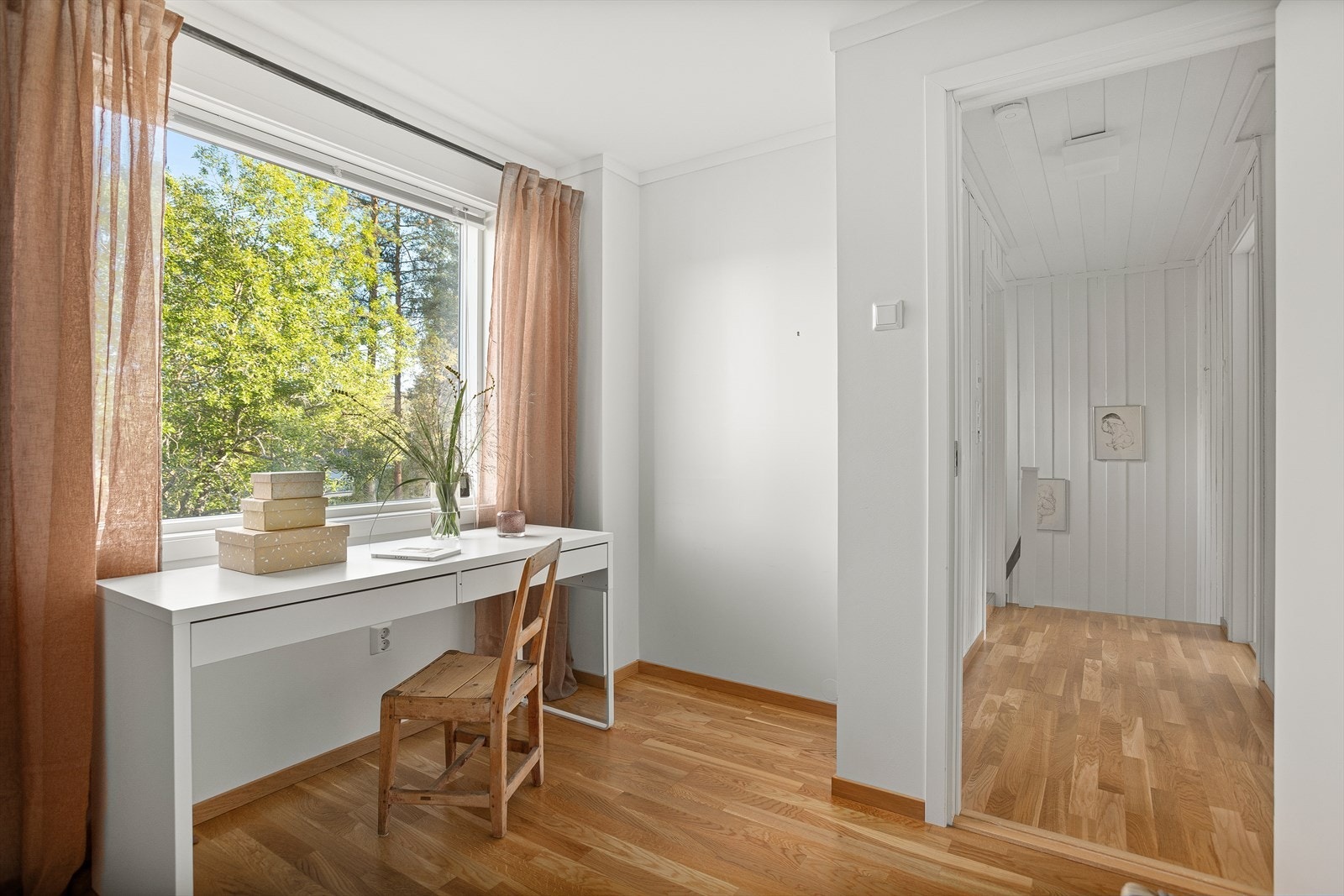 Alle soverommene vender ut mot stille og rolig område Galleribilde