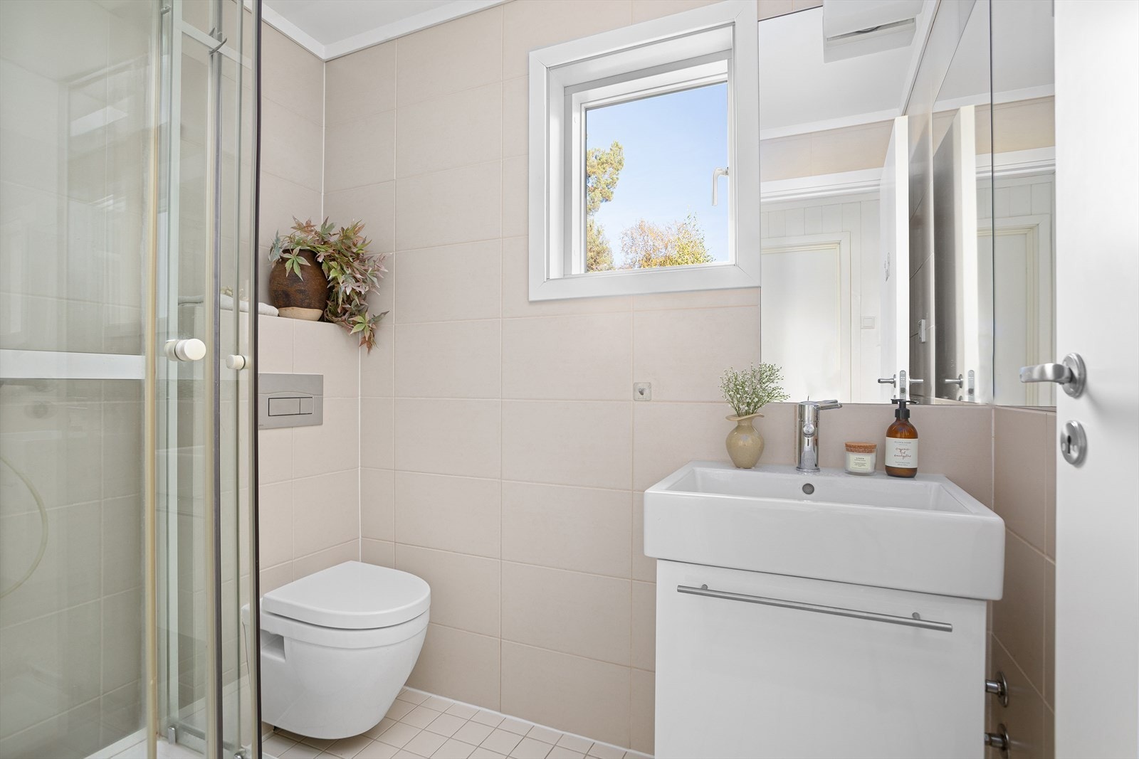 Pent flislagt baderom fra 2012 med varme i gulv Galleribilde