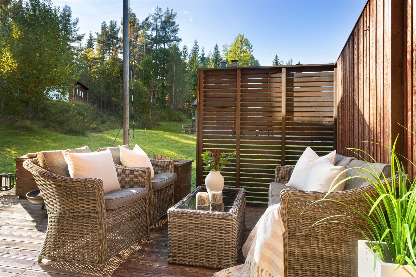 I følge selger har du solen fra ca. kl. 12.00 til sent på kvelden på sommerstid Galleribilde