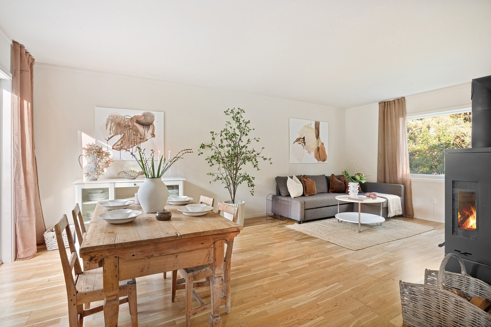 Stue og kjøkken har en åpen og sosial løsning, men er samtidig godt tilbaketrukket fra hverandre Galleribilde