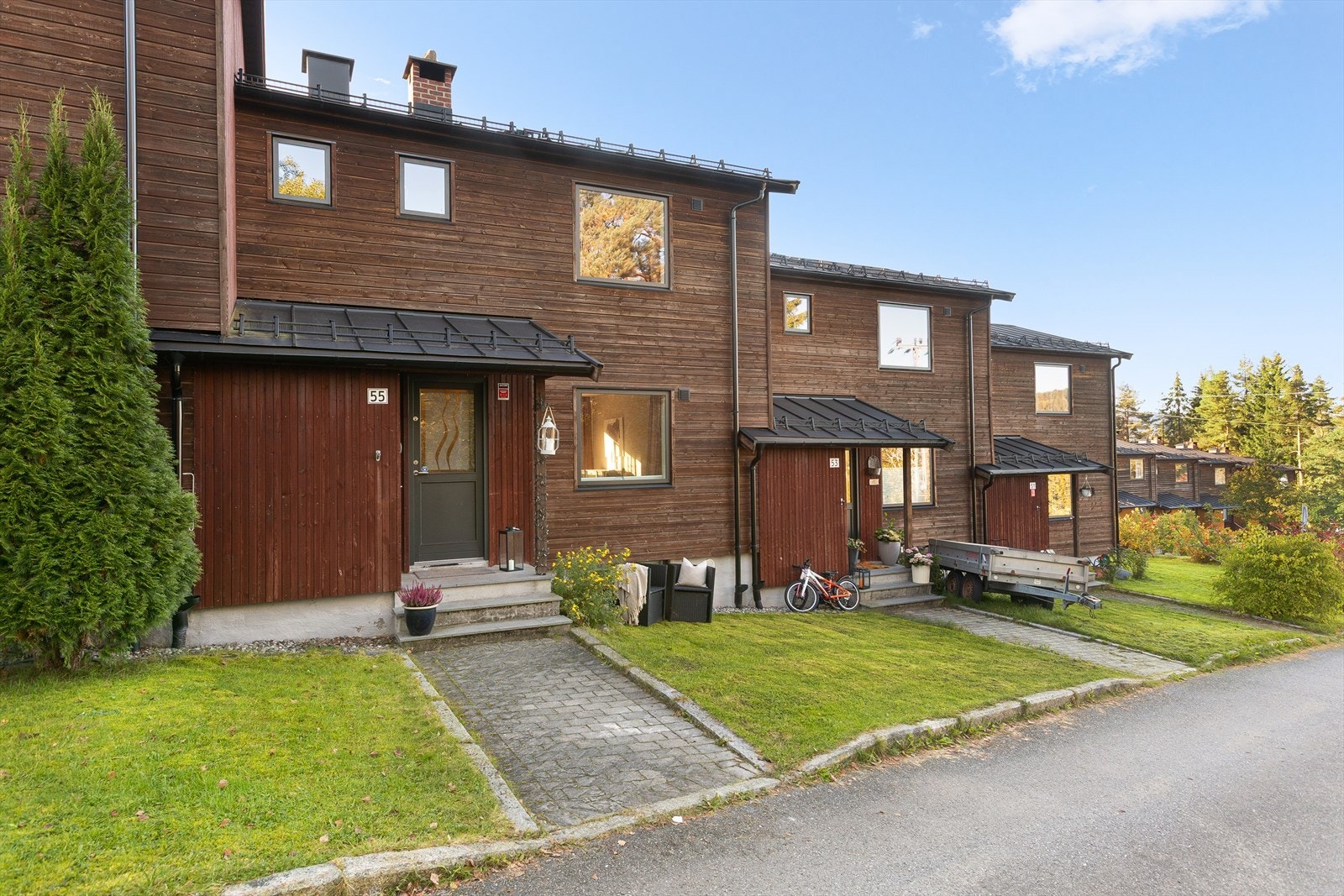 På fremsiden av boligen kan du nyte deilig morgensol Galleribilde