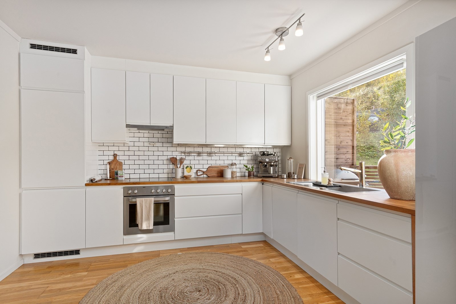 Kjøkkeninnredning fra Tibrokök med glatte fronter og heltre benkeplate Galleribilde