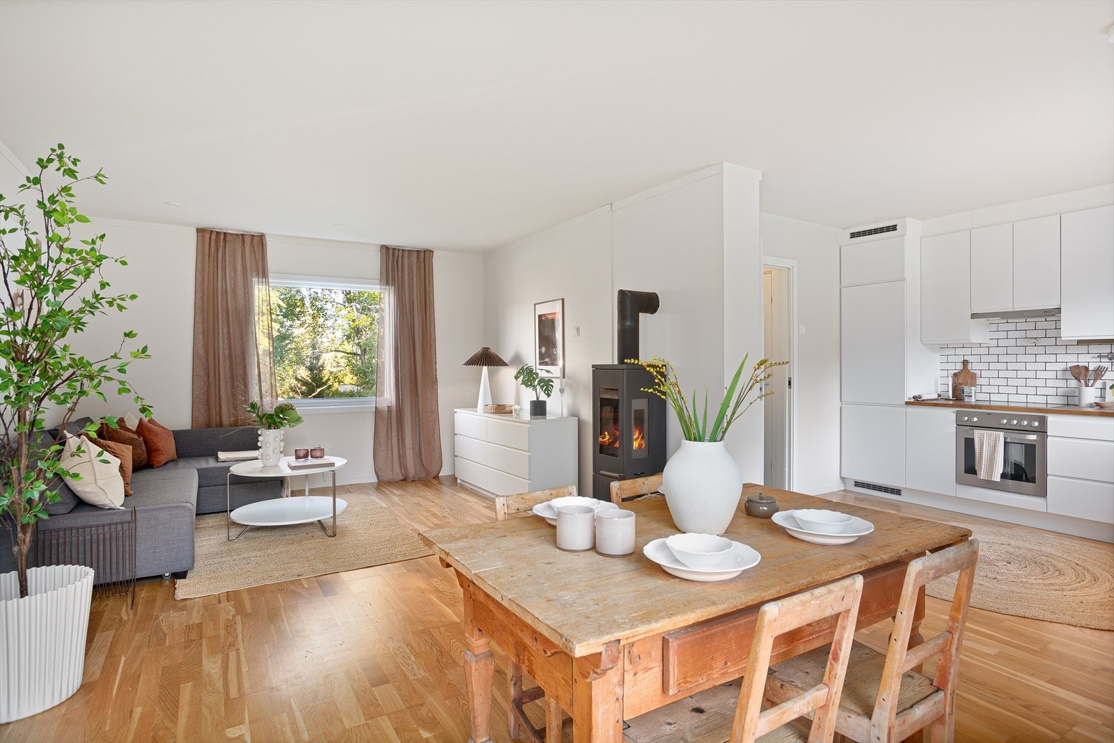 Huset har en åpen stue- og kjøkkenløsning, og direkte utgang til uteplassen. Dette skaper et fint hjerte i huset, som også har tre soverom i 2. etg og et hobbyrom/vaskerom/kjellerstue i kjelleren. Galleribilde