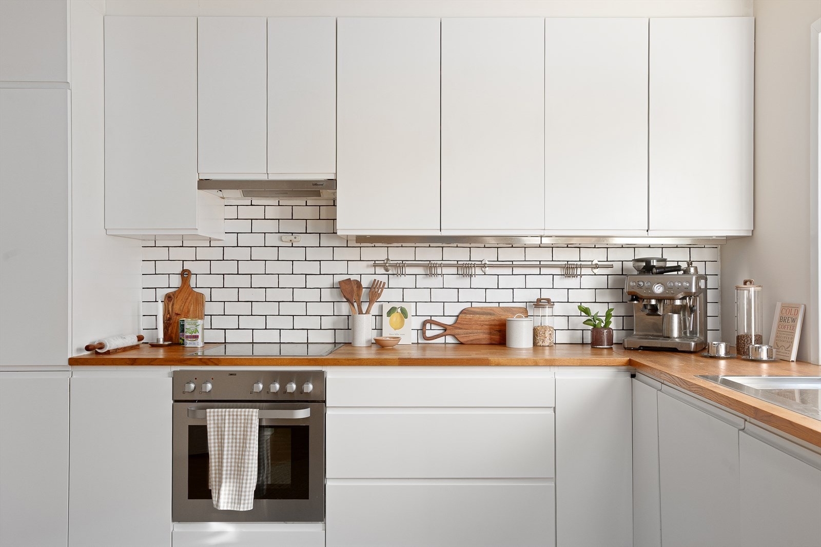 Stekeovn, platetopp, kjøl/frys og oppvaskmaskin er integrert i innredningen. Kjøkkeninnredningen er fra 2012 Galleribilde