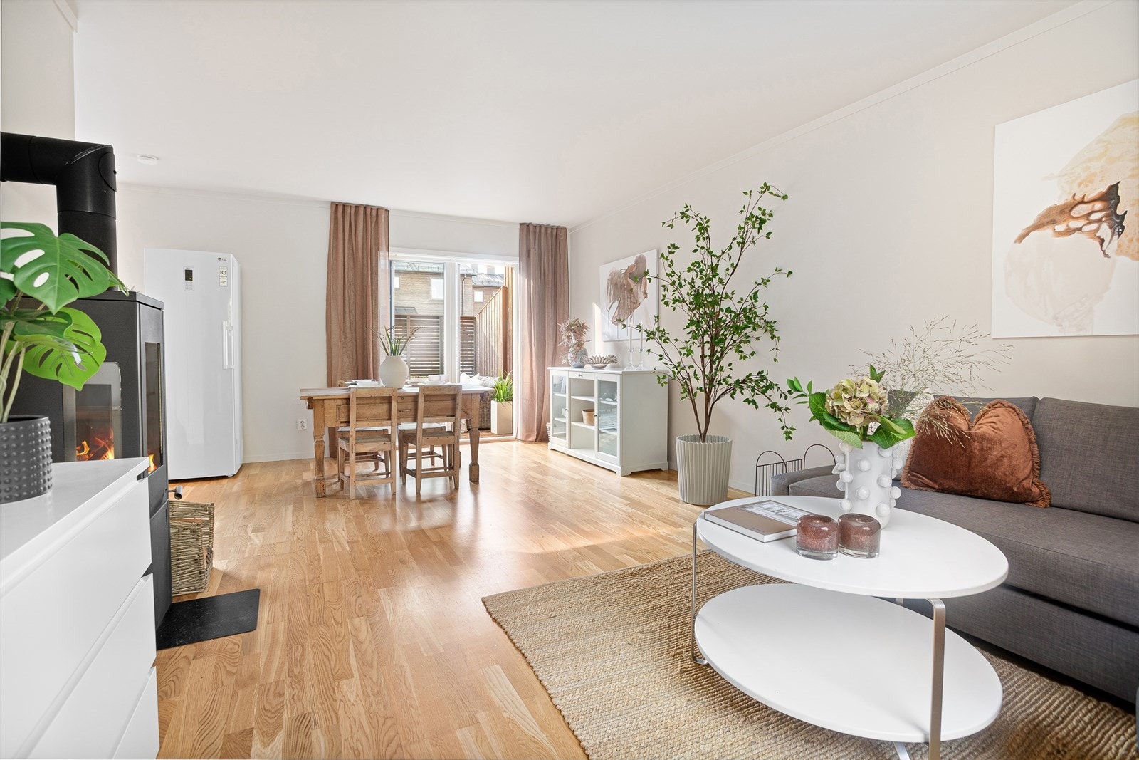 Boligen har store og flotte vindusflater som slipper inn godt med naturlig lys. Vinduene og terrassedøren er fra 2011 Galleribilde