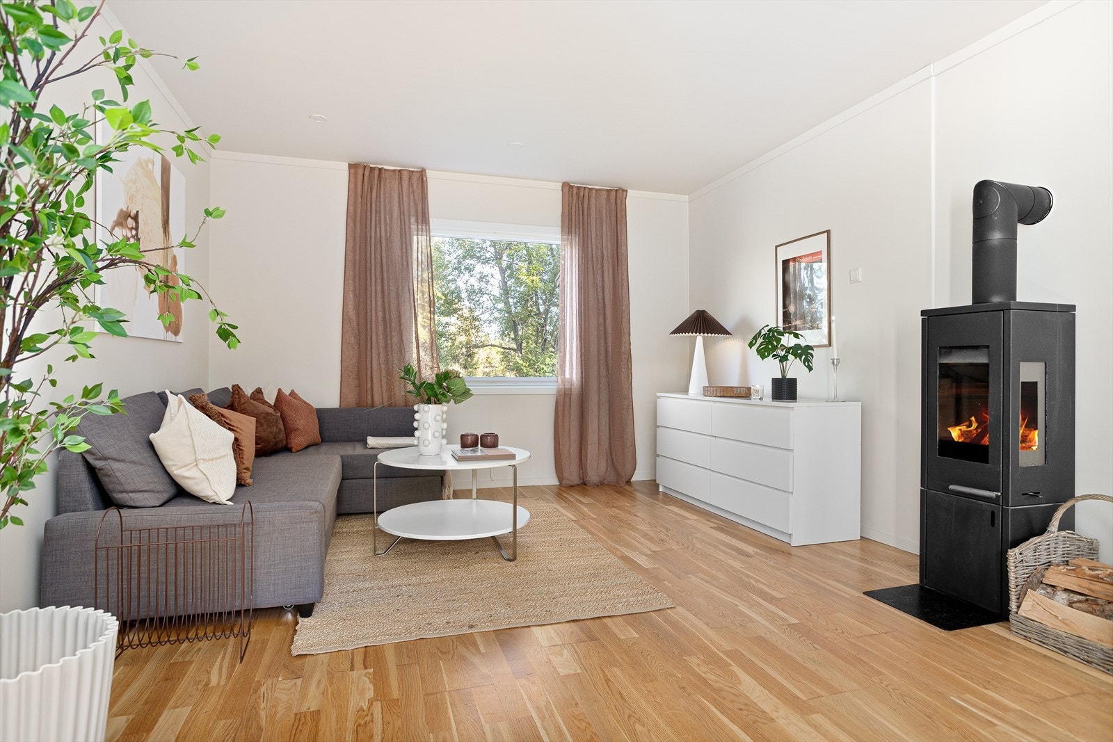 Alle overflater i stue/kjøkken ble malt i september 2025 Galleribilde