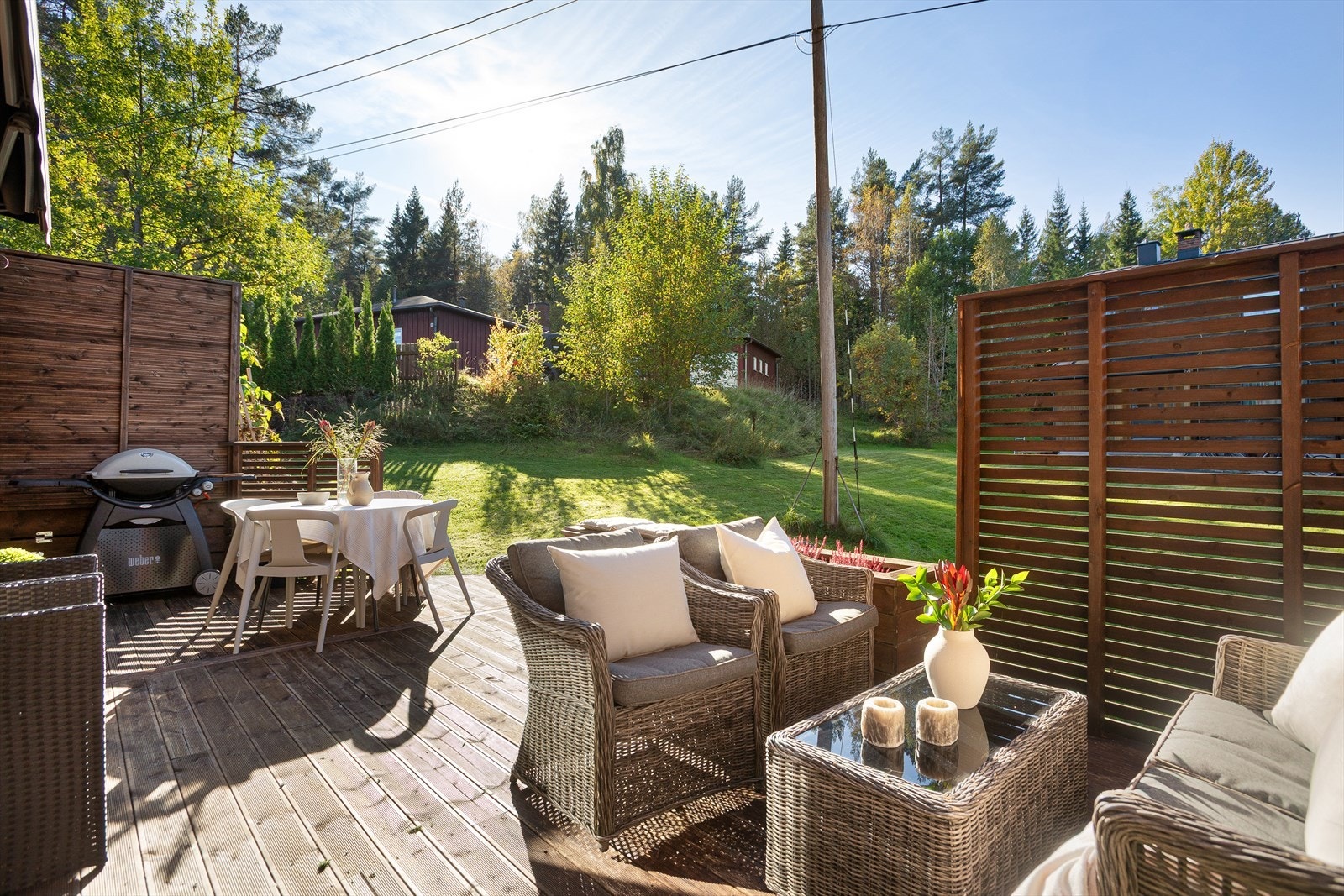 Rekkehuset har en solrik og skjermet uteplass på hele 24 kvm, med direkte utgang til gressplen og turterreng. Galleribilde