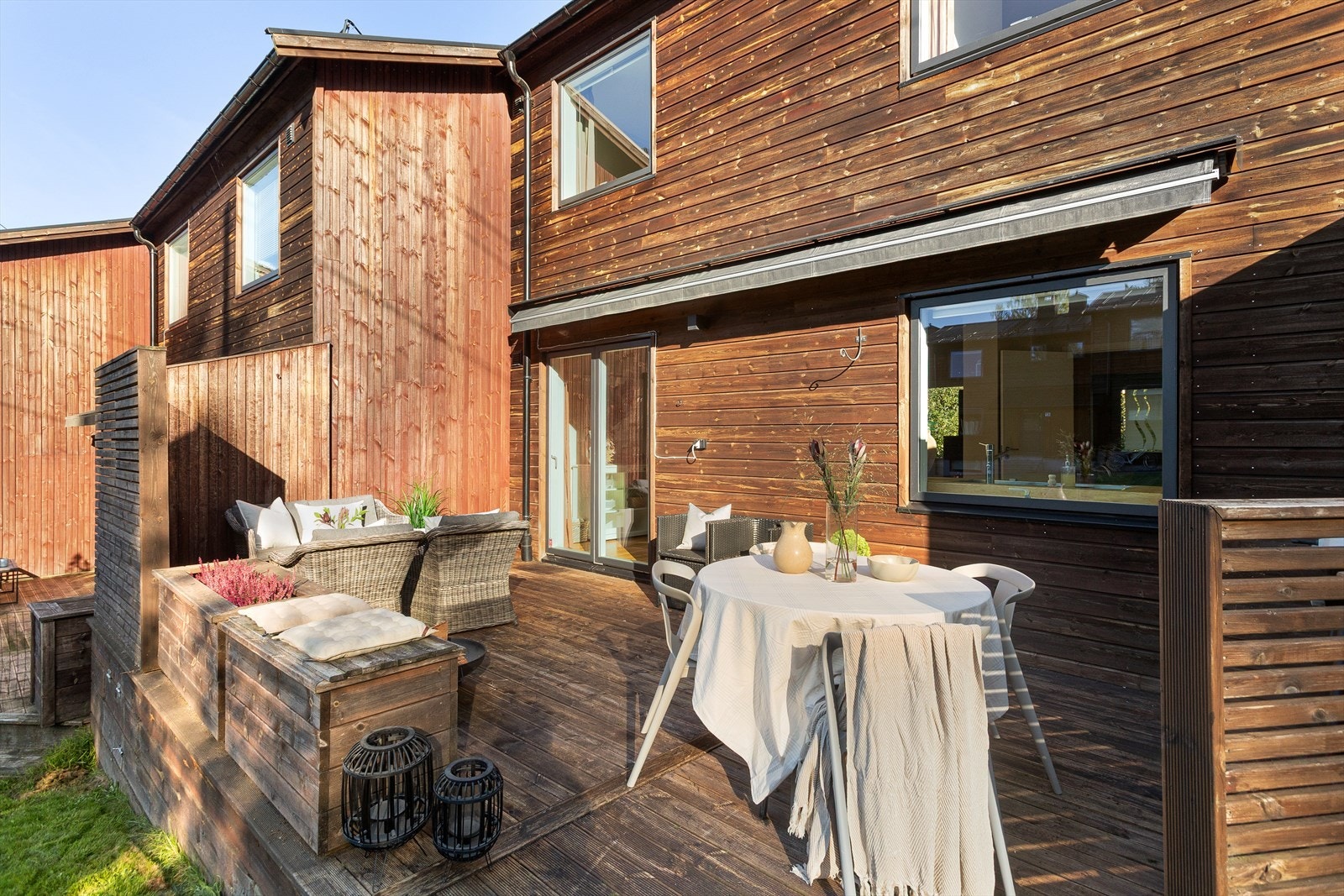 Fra stuen har du utgang til solrik vestvendt terrasse på ca. 24,5 kvm Galleribilde