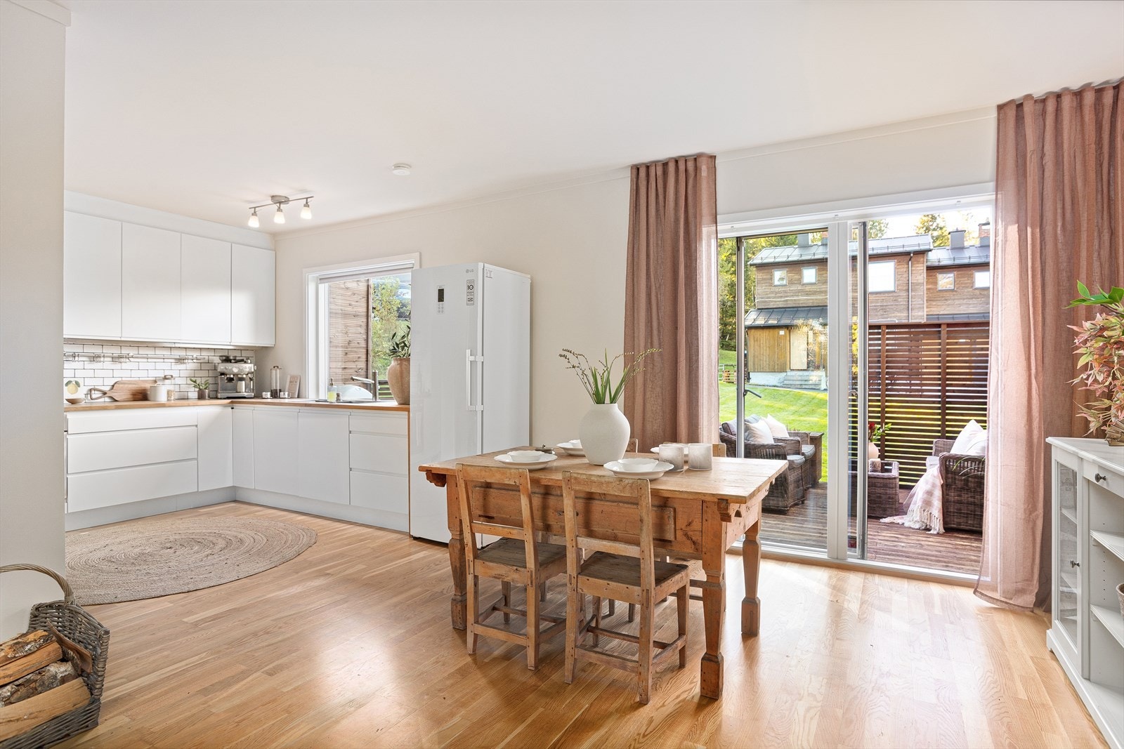 Huset fremstår med lyse og tidsmessige flater og delikat innredning Galleribilde