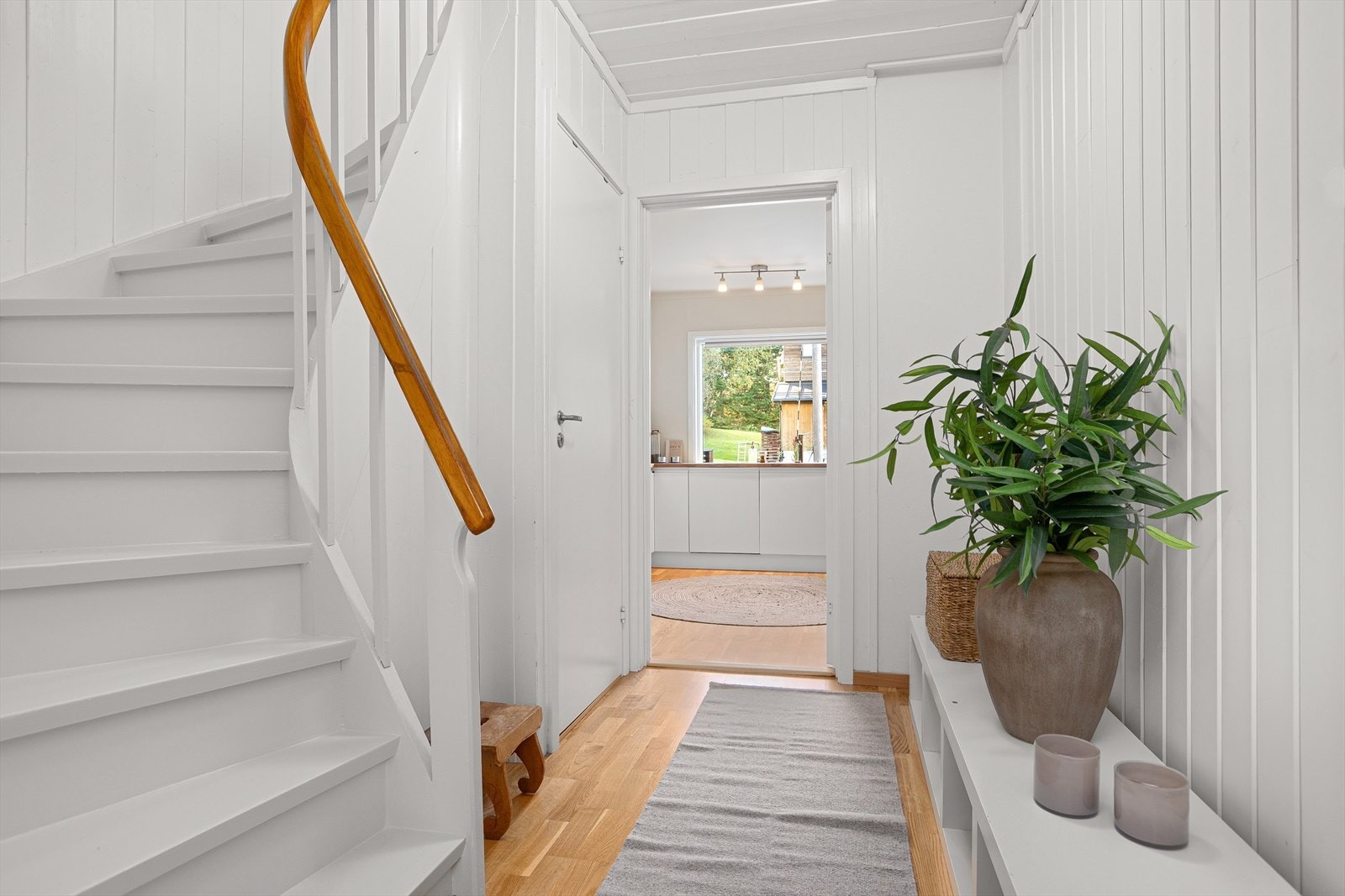 Lys og pen gang med adkomst til 2. etasje og trapp ned i kjelleren Galleribilde