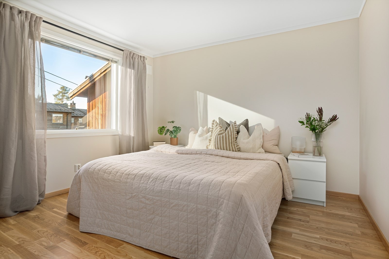 Stort og romslig hovedsoverom i 2. etasje Galleribilde