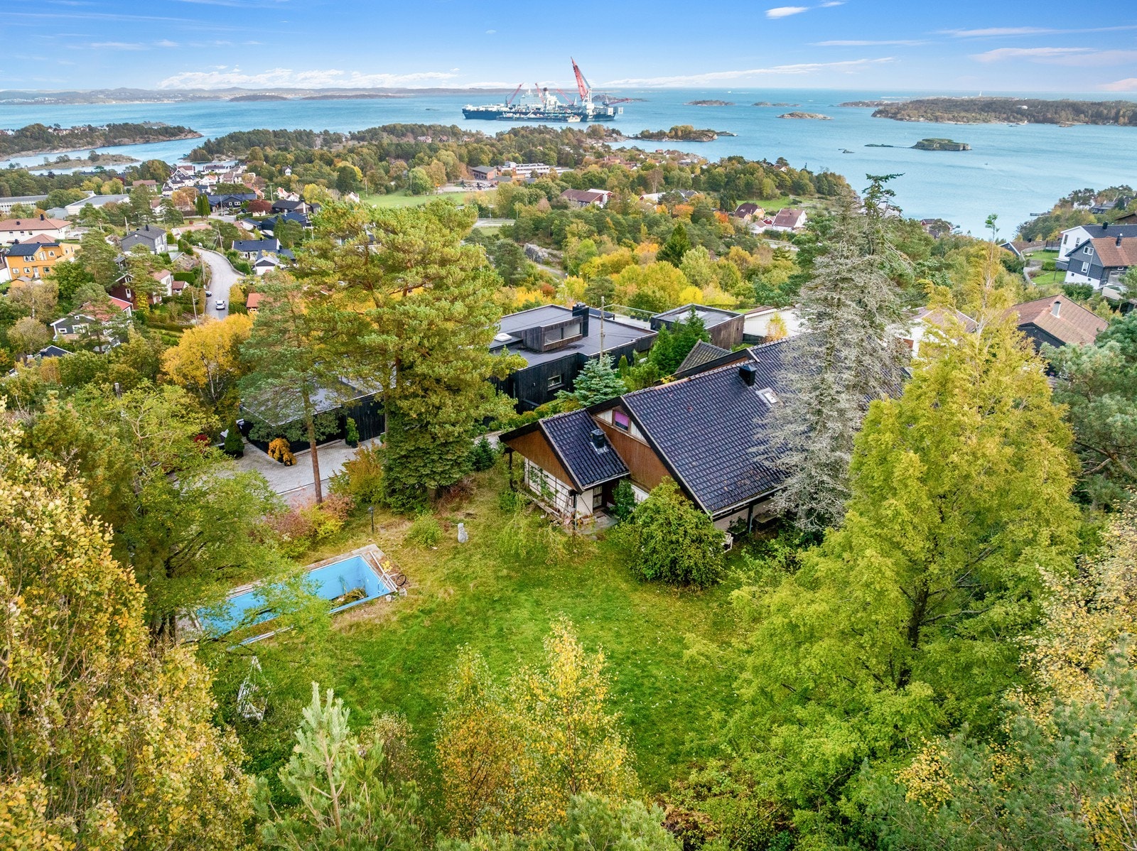 En flott bolig beliggende i et veletablert og familievennlig boligområde på populære Voie. Her bor du innerst i en rolig blindvei, helt uten gjennomgangstrafikk - et ideelt sted for barnefamilier som ønsker trygghet og trivsel i hverdagen. Galleribilde