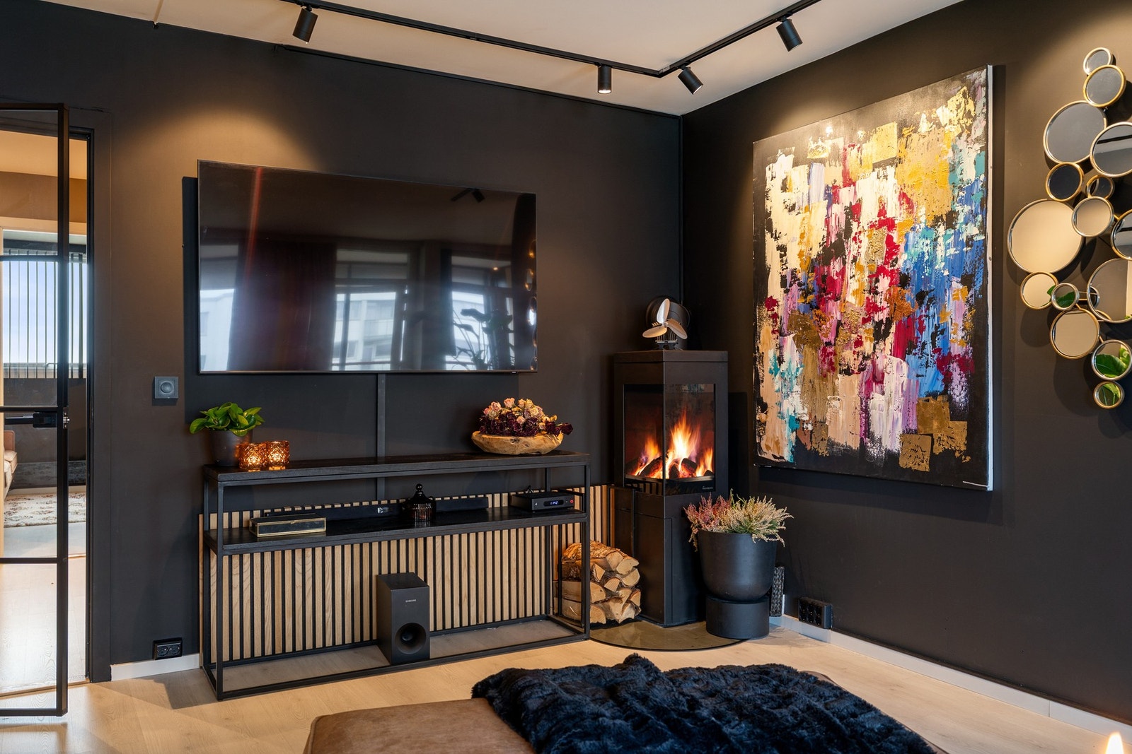 Effektiv oppvarming med vedfyring, perfekt på kalde vinterdager. Galleribilde