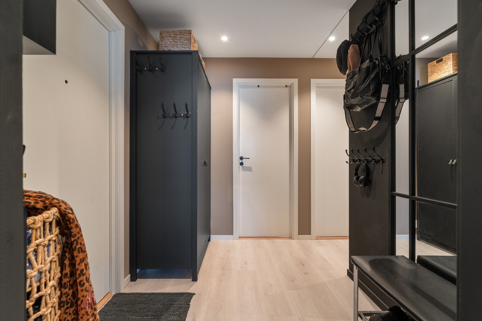 Praktisk og romslig garderobeskap som medfølger i handelen. Galleribilde