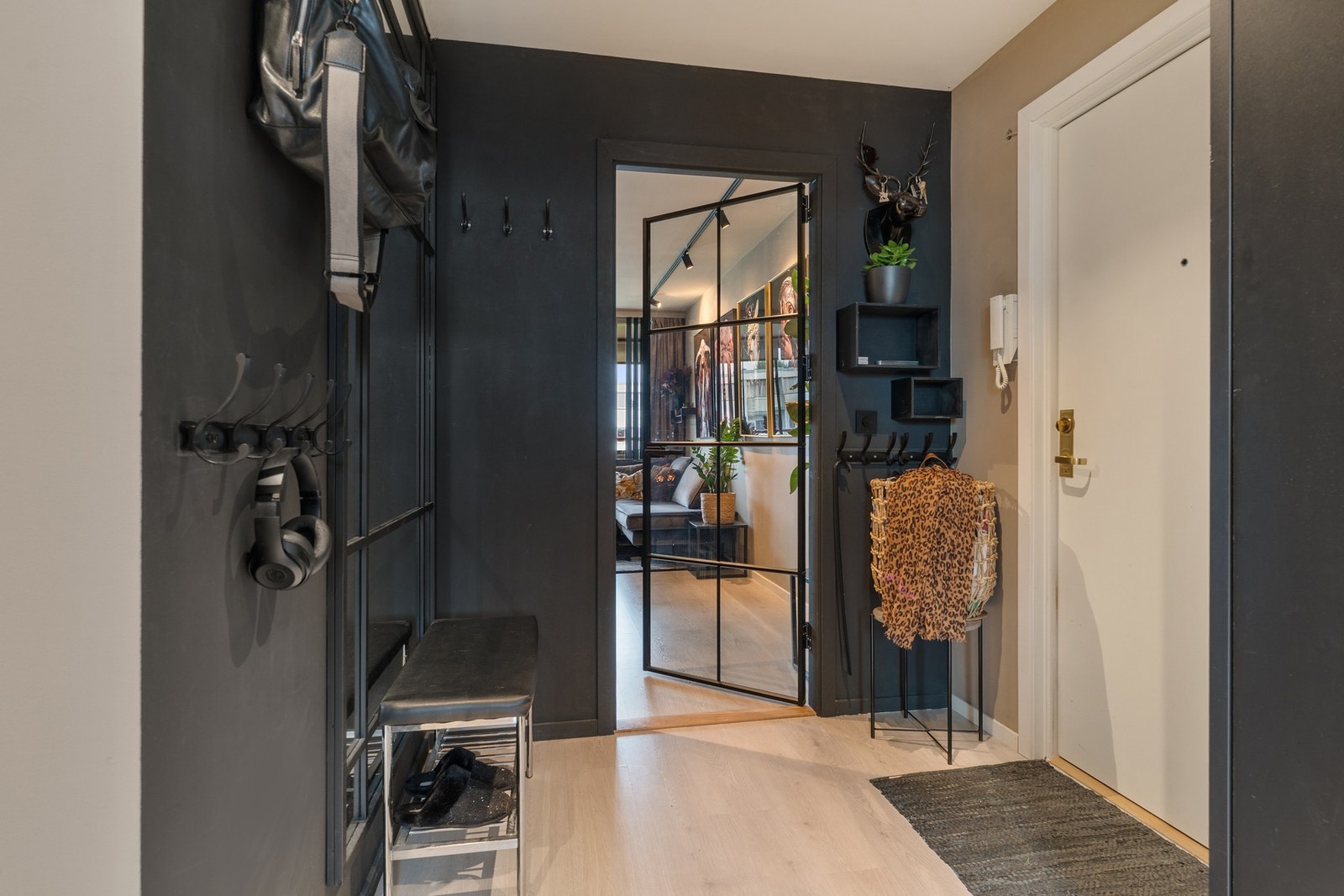 Innbydende entrè med god plass til oppbevaringsløsninger, samt oppheng av yttertøy. Galleribilde