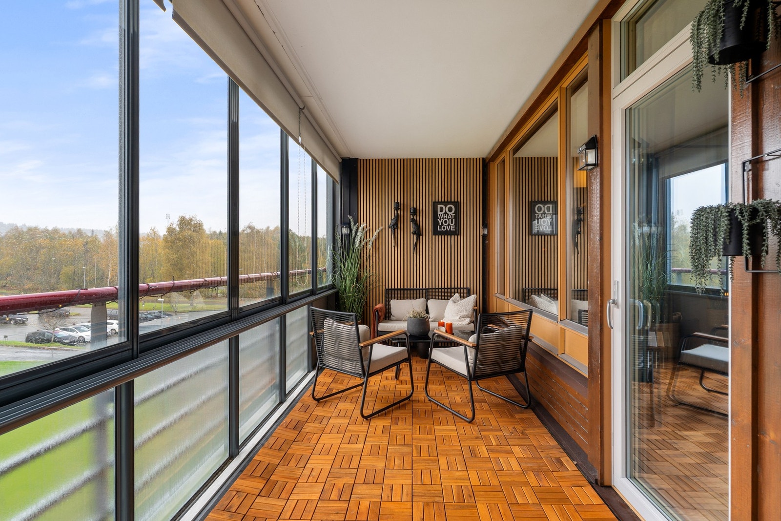 Fra stuen er det utgang til en vestvendt innglasset balkong med ypperlige solforhold. Galleribilde