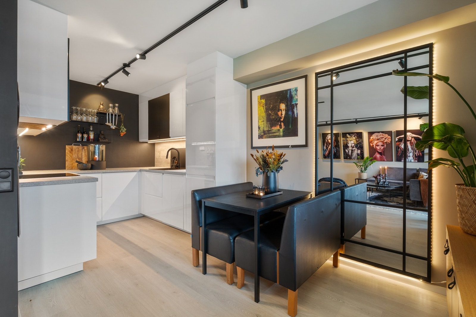 God plass til langbord, perfekt for sammenkomster med familie og venner. Galleribilde