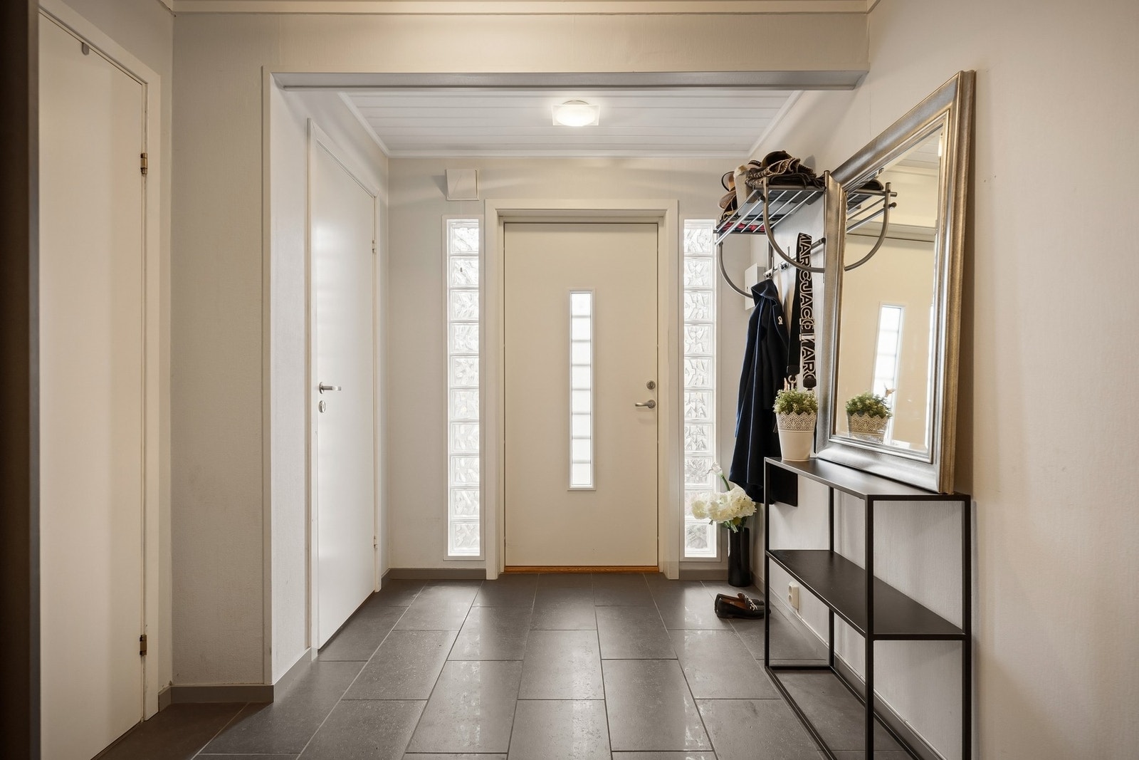 God plass til yttertøy, sko og eventuell oppbevaring Galleribilde