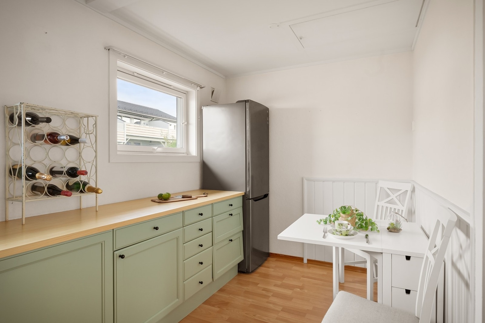 Plass til en liten og hyggelig spisekrok - perfekt til morgenkaffen Galleribilde