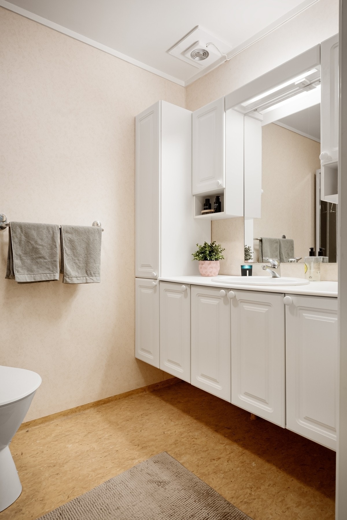 Badet har eldre standard noe som gir mulighet for å oppgradere etter egen smak Galleribilde