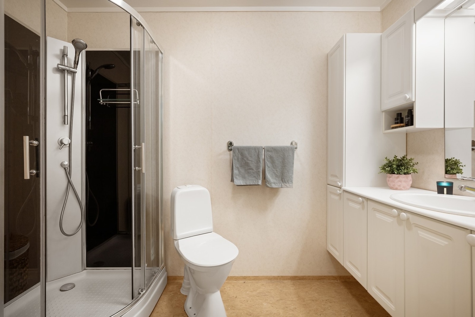 Bad med dusjkabinett, toalett og stor baderomsinnredning Galleribilde