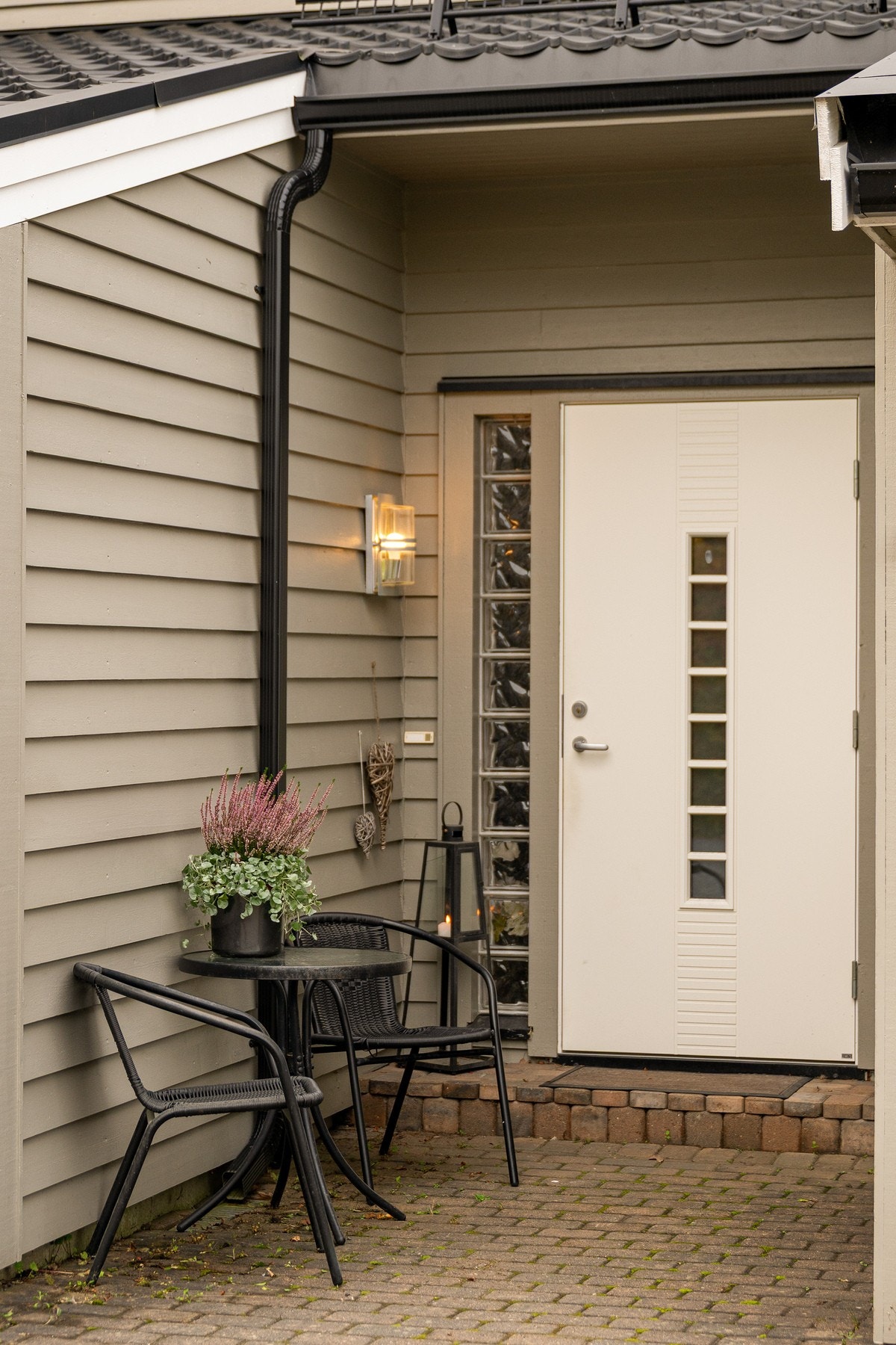 Inngangsparti med overbygg og plass til en hyggelig sittegruppe Galleribilde