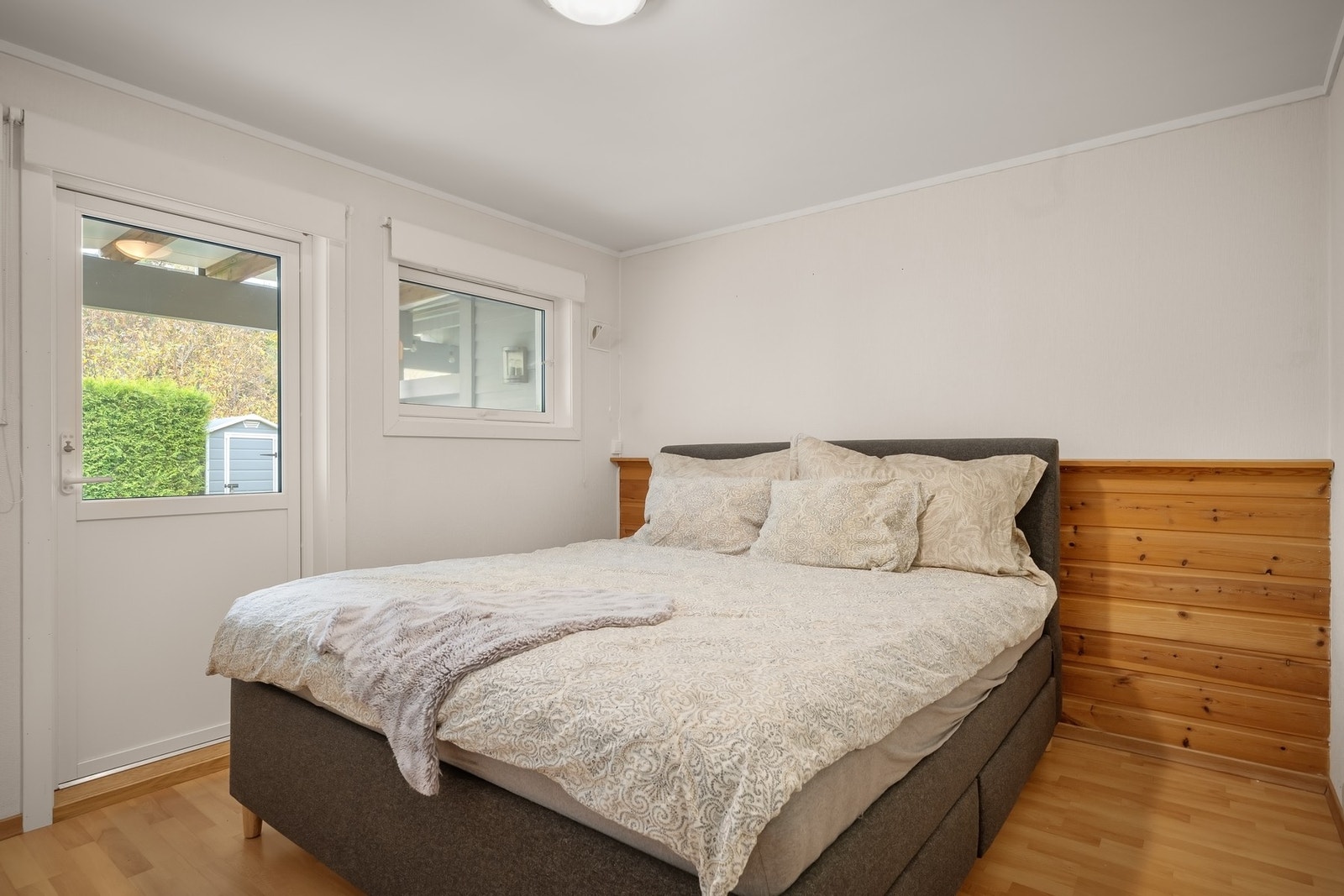 Hovedsoverom med plass til dobbeltseng og garderobeskap Galleribilde