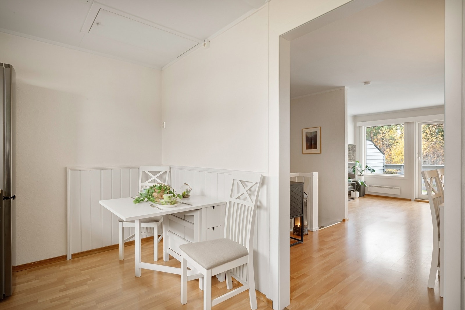 Fra kjøkkenet er det enkel adkomst til stuen og spiseplassen Galleribilde