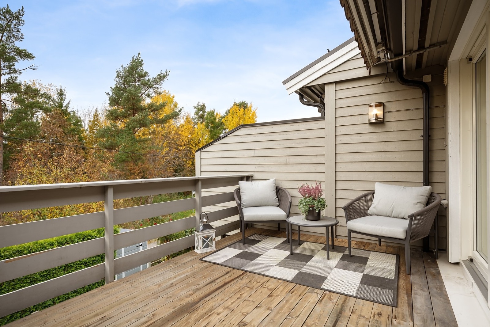 Vestvendt veranda på ca. 12 kvm - et lunt og trivelig uteområde Galleribilde