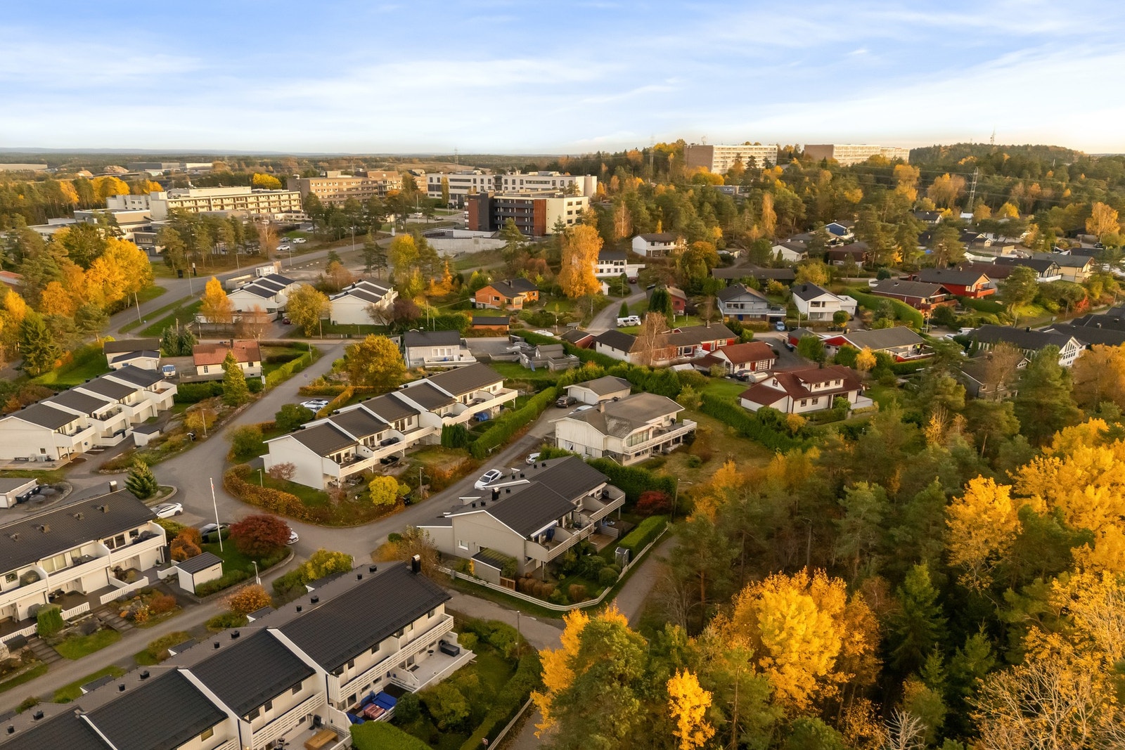 Trivelig rekkehus over to plan med solrik og vestvendt beliggenhet Galleribilde