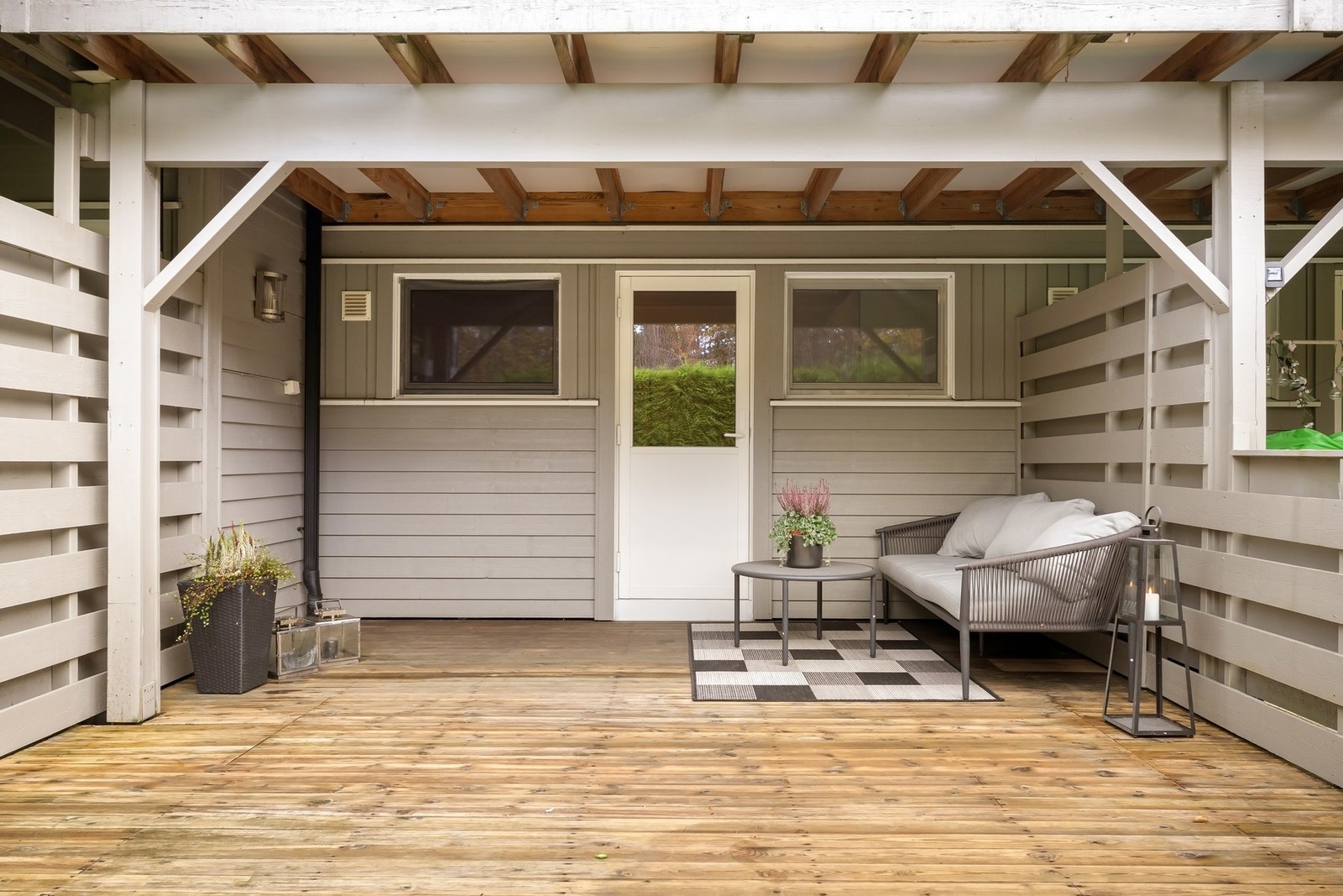 Markterrasse på ca. 19 kvm - delvis overbygd og skjermet mot innsyn Galleribilde