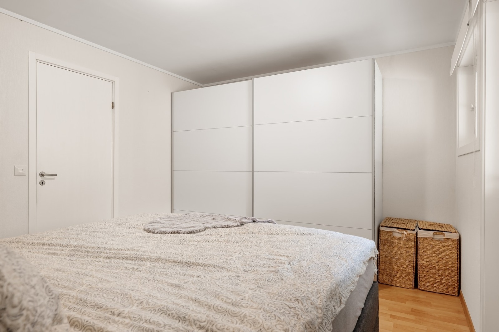 Rommet er allerede utstyrt med en skyvedørsgarderobe Galleribilde