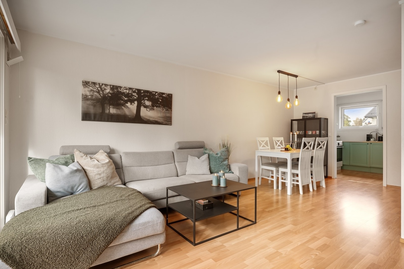 Her er det plass til å samle familie og venner til hyggelige måltider eller rolige kvelder foran TV-en Galleribilde