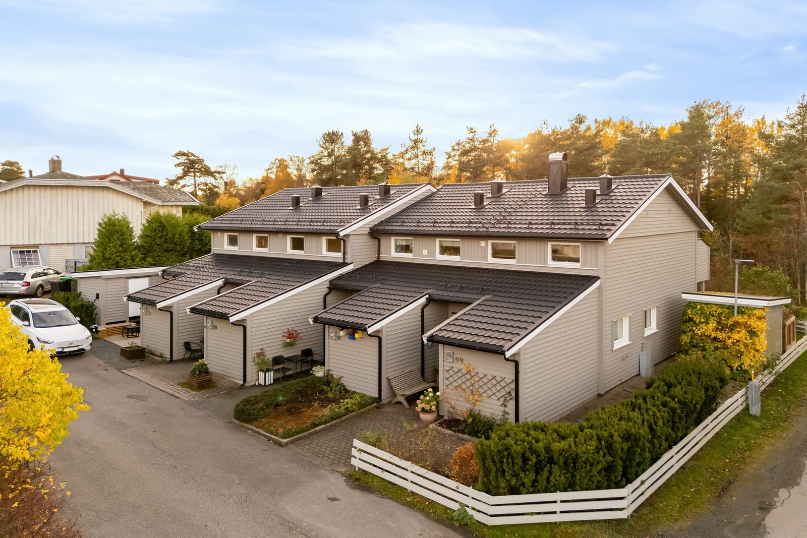 Rekkehus i et stille og trygt nabolag med garasje i rekke Galleribilde