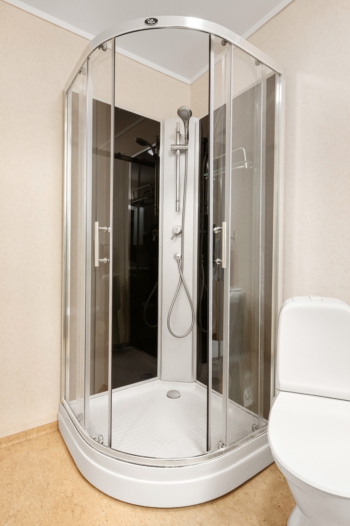 Det er vinylbelegg på gulv og baderomsplater med glassfiberduk på veggene Galleribilde