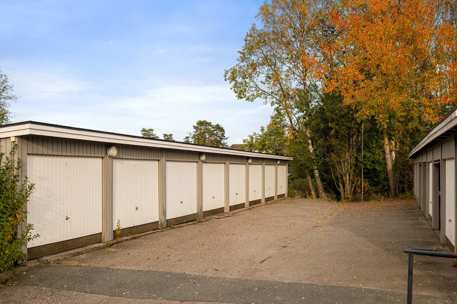 Det medfølger 1 garasjeplass i tillegg til parkeringsplass foran boligen. Gjesteplasser til besøkende. Galleribilde