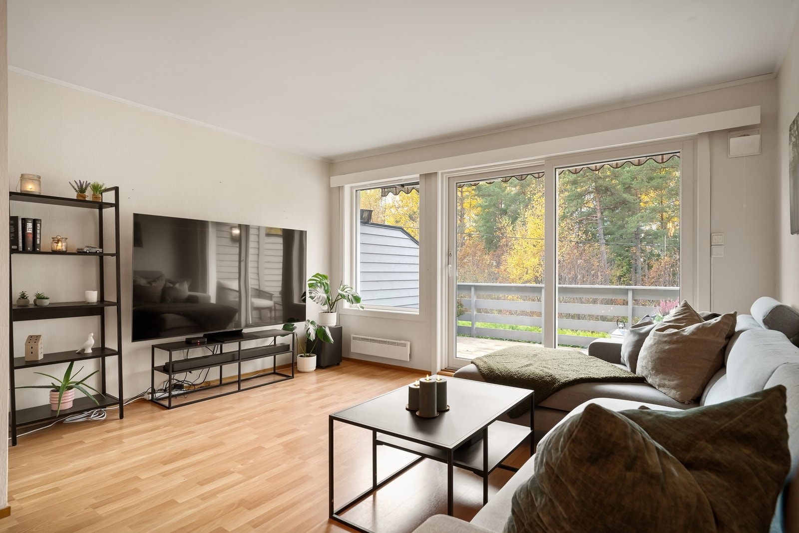 Stuen har utgang til solrik veranda - perfekt for ettermiddagssolen Galleribilde