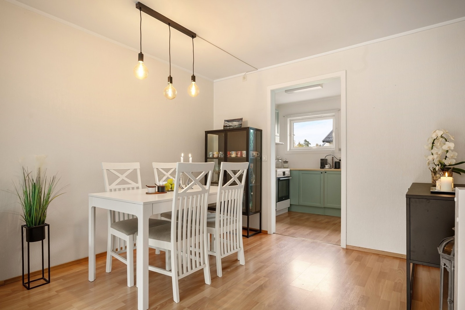 Spisestuen har en naturlig plassering mellom kjøkken og stue Galleribilde