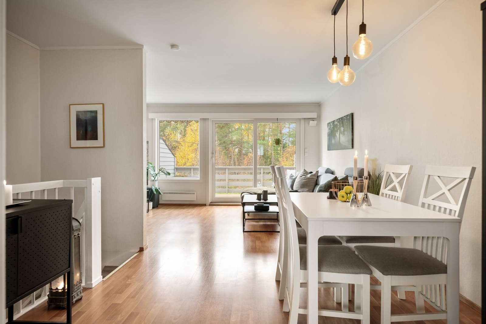 Luftig og lys stue med store vindusflater mot vest Galleribilde