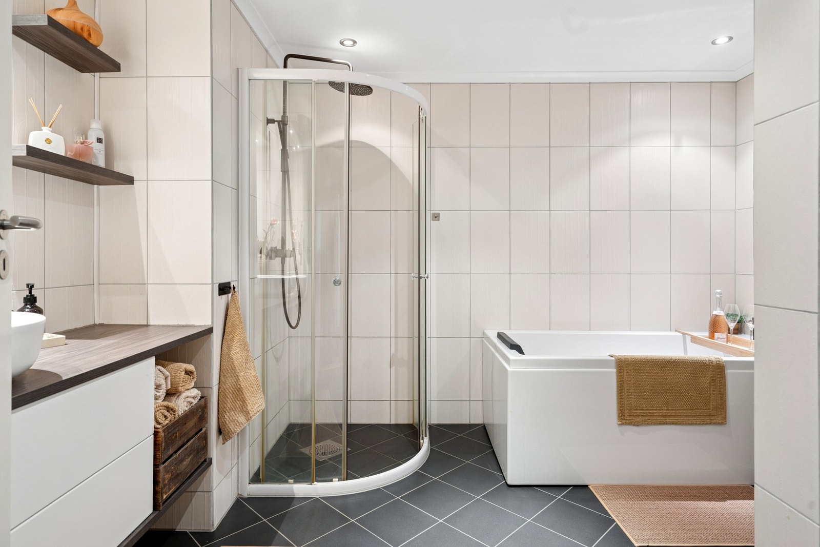 Det er både dusjhjørne og badekar Galleribilde