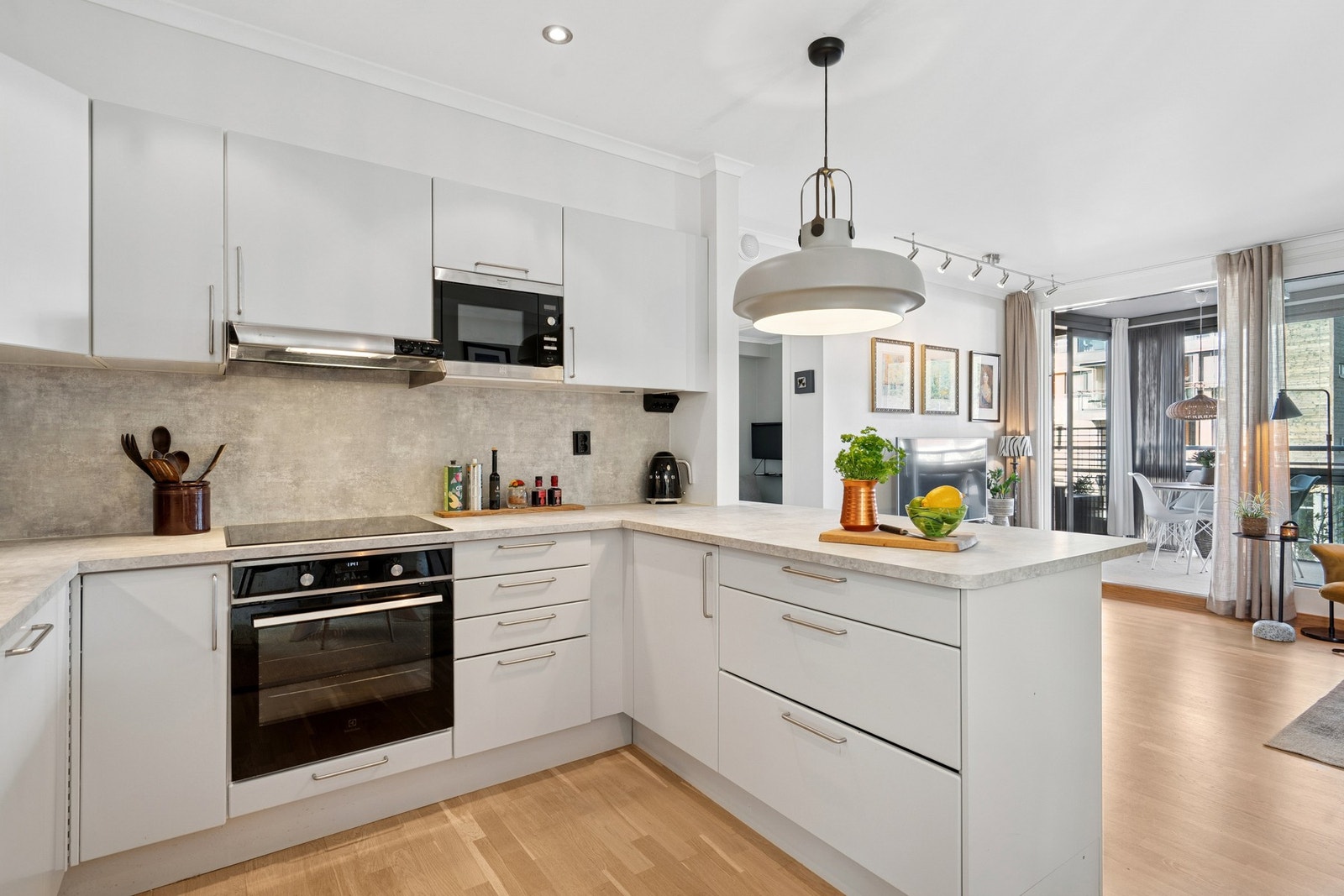 Alle hvitevarene på kjøkkenet er integrert i innredningen, og medfølger i handelen. Galleribilde