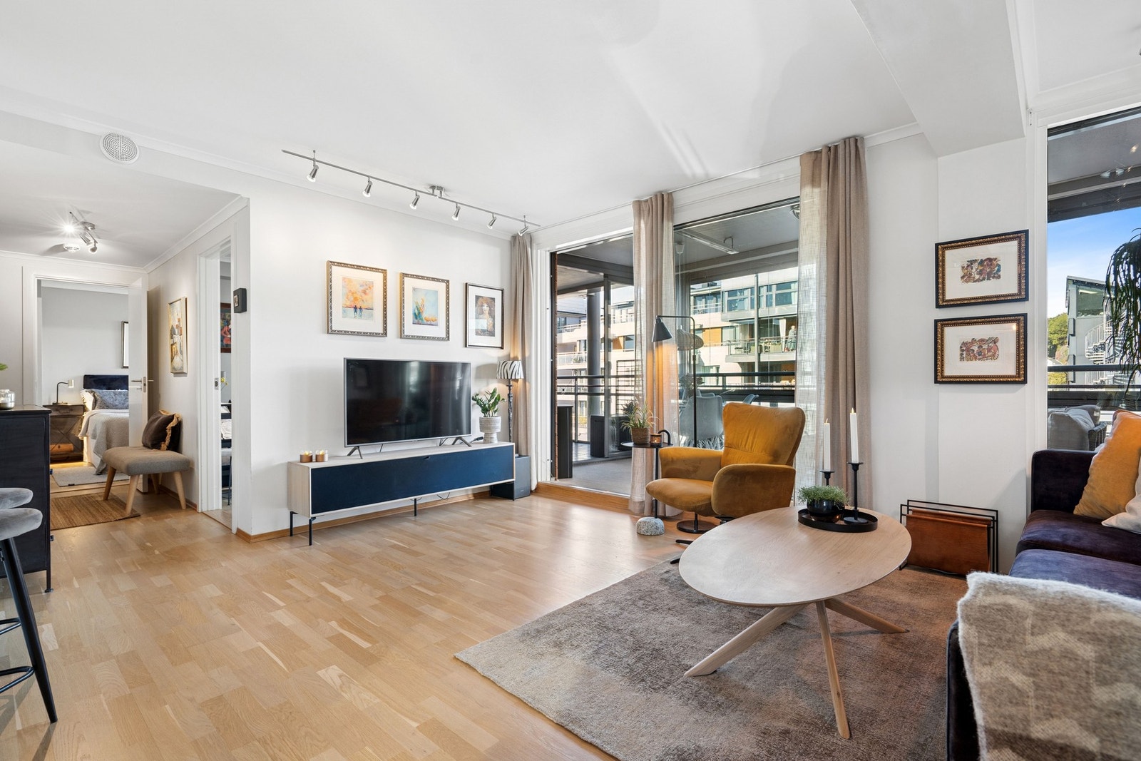 Fra stuen er det utgang til stor balkong, hvor en del er innglasset og den andre ikke. Galleribilde