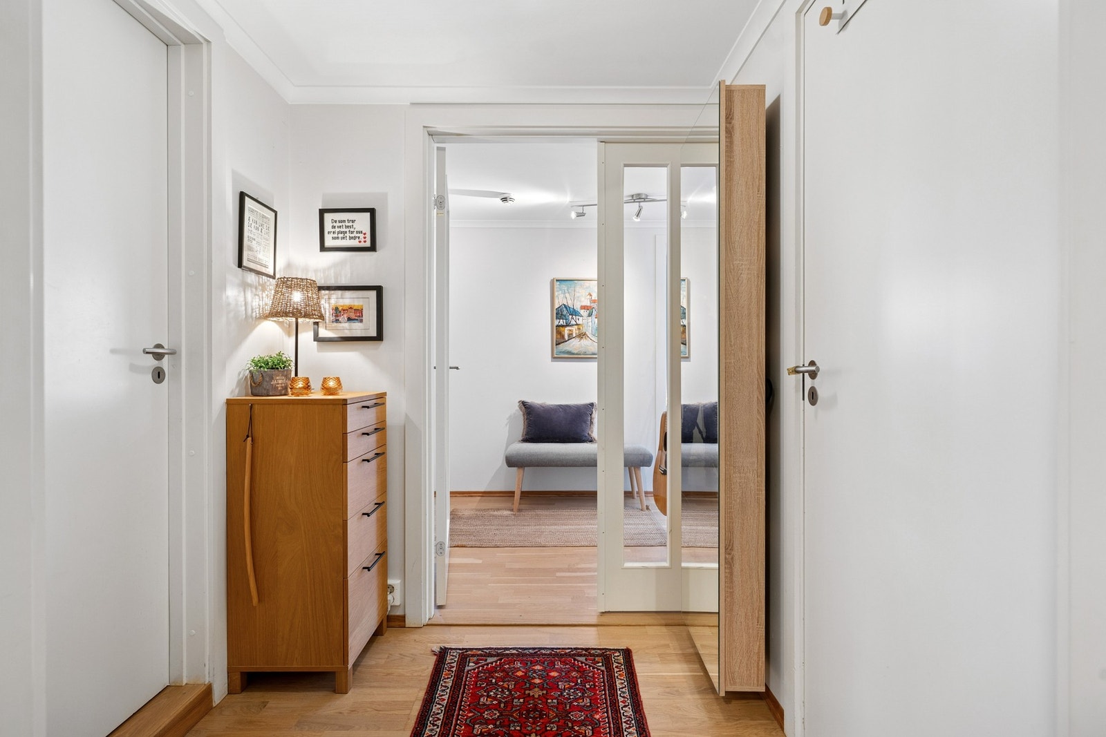 Gang- til venstre bad, til høyre er det gang, bod og vaskerom. Galleribilde