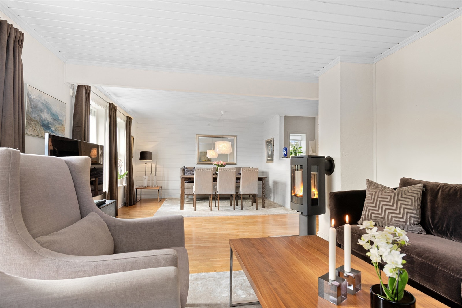 Fra sofakroken på stue mot spisestue Galleribilde