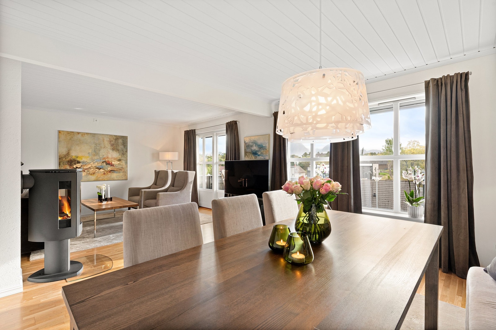 Det er god plass til spisestue i stuen. Her er det god plass til hyggelig sosialt samvær Galleribilde