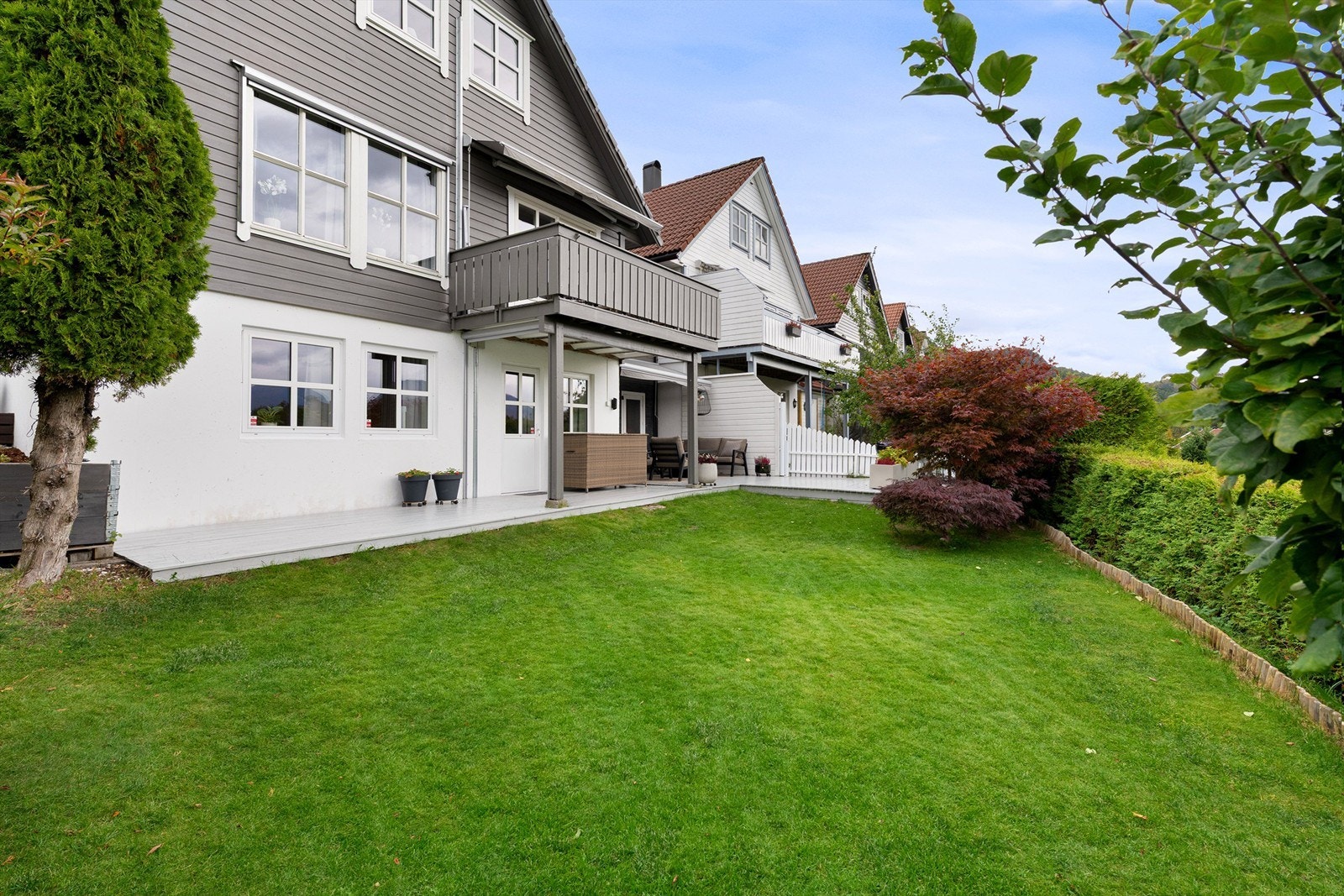 Fasade og pent opparbeidet hage mot syd Galleribilde