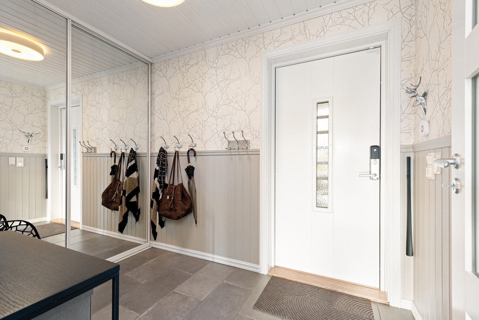 Entre med flislagt gulv med gulvvarme, stor skyvedørsgarderobe med speilfronter som gir en god romfølelse Galleribilde