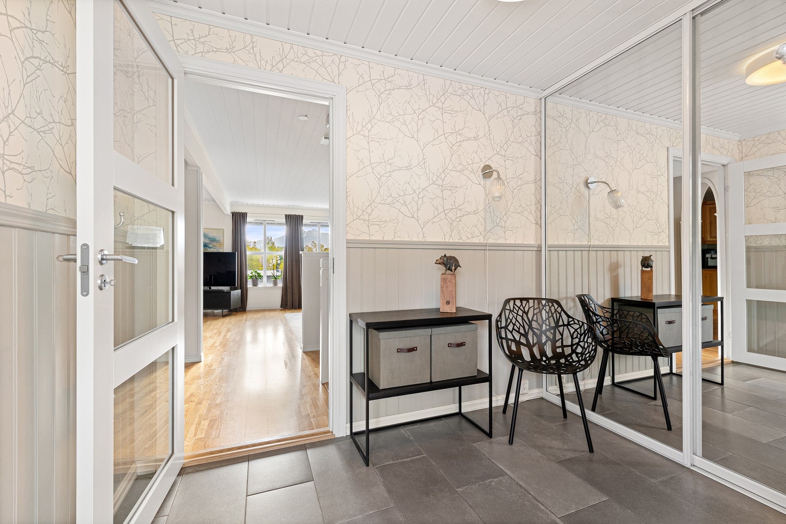 Gode oppbevaringsmuligheter for yttertøy og sko i entreen. Galleribilde